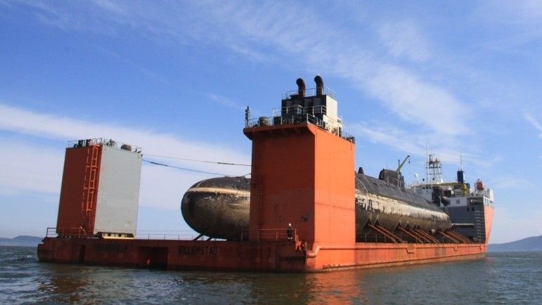 Do transportu rosyjskich atomowych okrętów podwodnych typu Akuła II prawdopodobnie wykorzystywany jest obecnie holenderski statek transportowy „Transshelf” – fot. www.dockwise.com