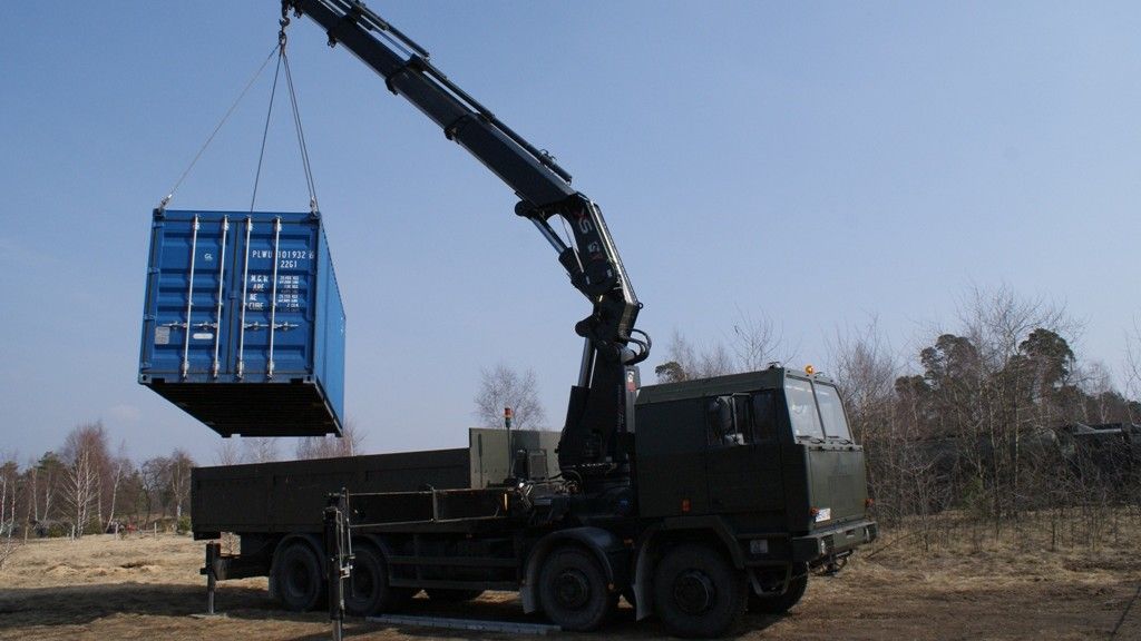 Wojsko chce zakupić 32 ciężarówki Jelcz z dźwigiem rodziny Hiab - fot. Łukasz Pacholski