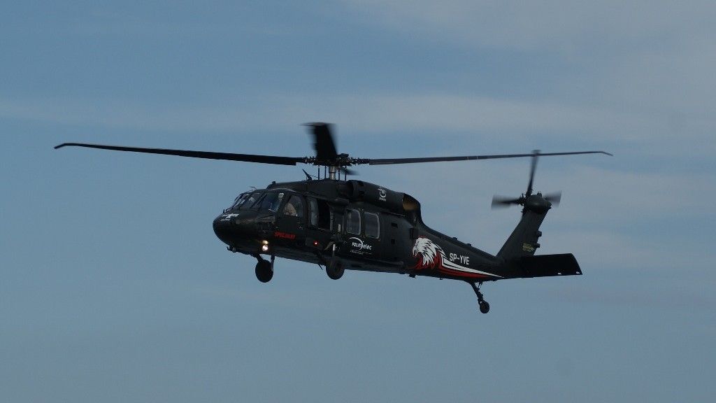 Rozbity Bell 212 miał w niedalekiej przyszłość zostać zastąpiony przez jednego z dwunastu zamówionych i budowanych w Mielcu śmigłowców S-70i Black Hawk International - fot. Łukasz Pacholski