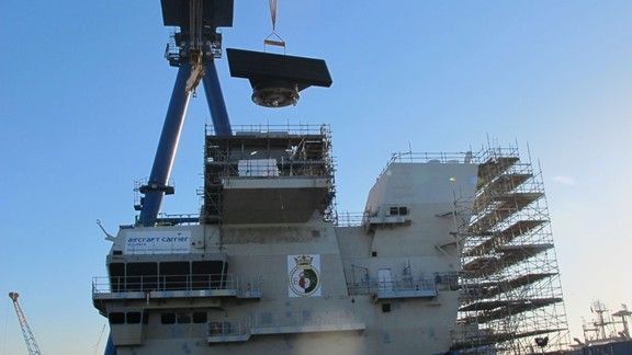 Zamontowano największą antenę radaru na nowym lotniskowcu HMS „Queen Elizabeth” – fot. Royal Navy