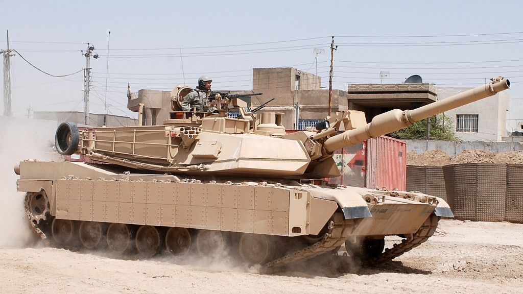 Dostosowanie czołgów Abrams do walk w obszarach zurbanizowanych w Iraku wymagało wprowadzenia szeregu modyfikacji. W perspektywie 20 lat charakter walk w obszarach zurbanizowanych może ulec ogromnym zmianom, z uwagi na proliferację nowoczesnych technologii. Nowe warunki wymuszą podjęcie przez US Army szeregu kroków, aby utrzymać zdolność do skutecznego wykonywania zadań. Fot. SSG Joseph Rivera Rebolledo/US DoD.