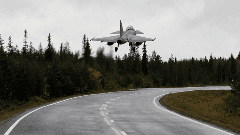 Szwedzki JAS 39 Gripen startujący z drogowego odcinka lotniskowego podczas opisywanych ćwiczeń. Fot. Swedish Air Force.