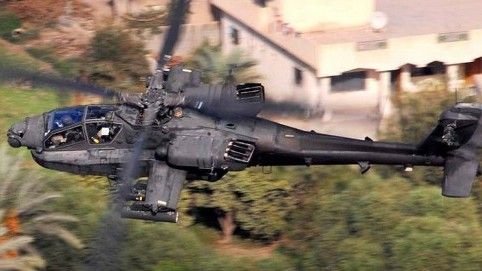 W operacji przeciwko islamistom biorą udział m.in. śmigłowce szturmowe AH-64 Apache - fot. US Army