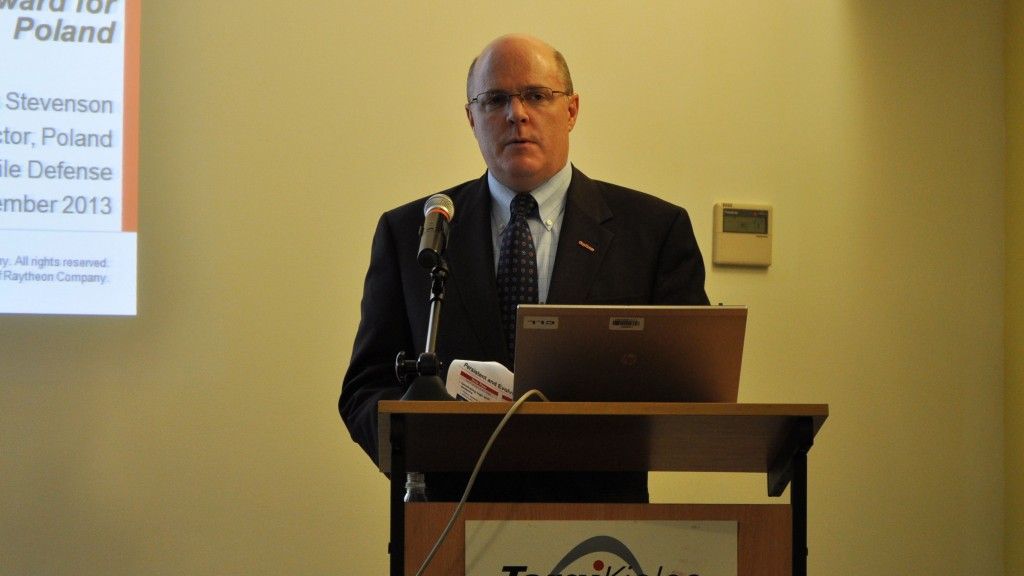 Douglas B. Stevenson dyrektor firmy Raytheon ds. zintegrowanych systemów lotniczych i rakietowych na Polskę. Konferencja podczas MSPO 2013. - fot. J. Sabak