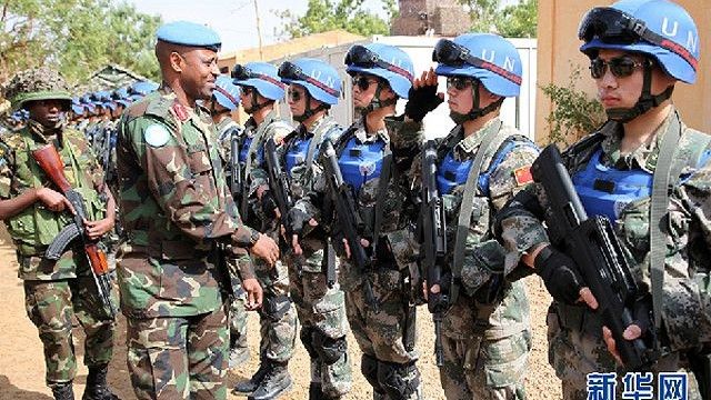 Generał Kazura dowódca sił MINUSMA sprawdził gotowość operacyjną pierwszego pokojowego, chińskiego oddziału w Mali – fot.www.news.cn