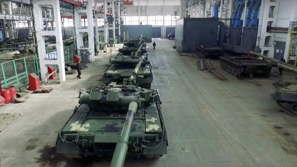 Czołgi T-80 w Charkowskich Zakładach Broni Pancernej - fot. Ukroboronprom