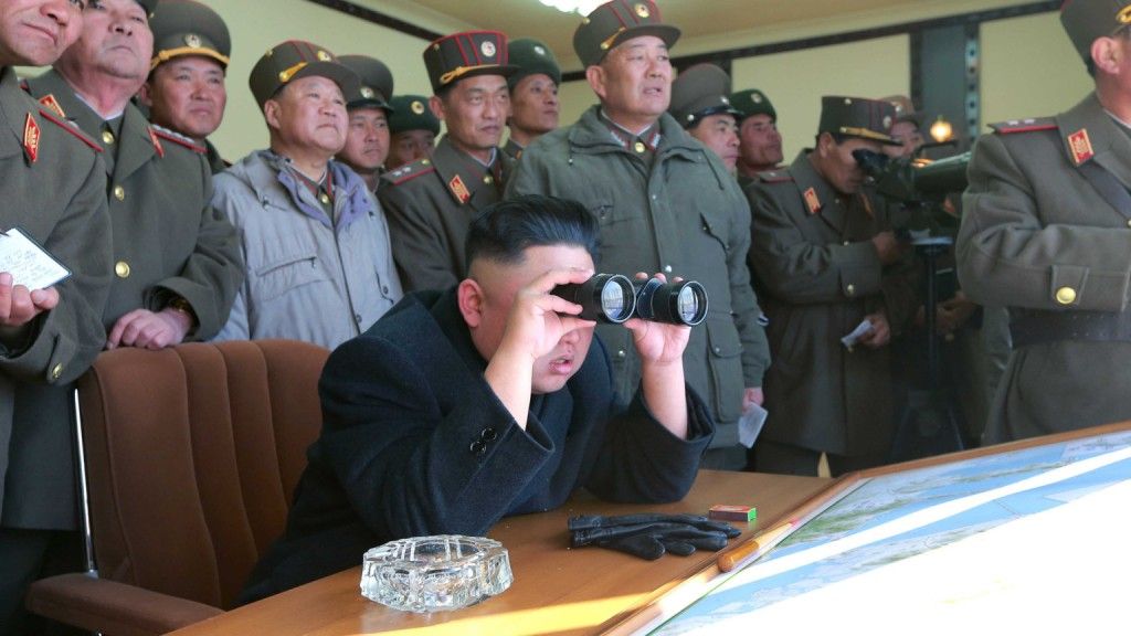 Kim Dzong Un spogląda w kierunku wroga - fot. http://www.newswhip.com