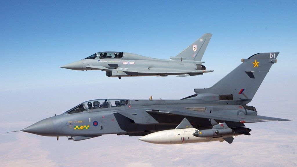 Uderzeniowe Tornado z jedną z konstrukcji która go zastąpi po 2019 roku - fot. RAF
