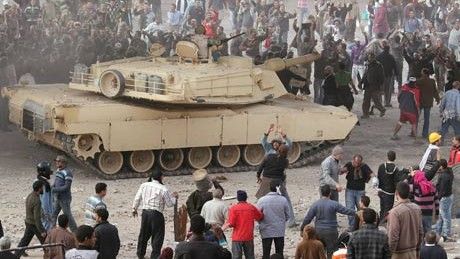 Egipski M1A1 Abrams rozdziela protestujących w lutym 2011 r. - fot. Peter Macdiarmid/Getty Images