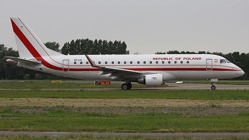 Samolot Embraer ERJ 170-200 LR w polskich barwach państwowych - fot. Andre Wadman/wikipedia