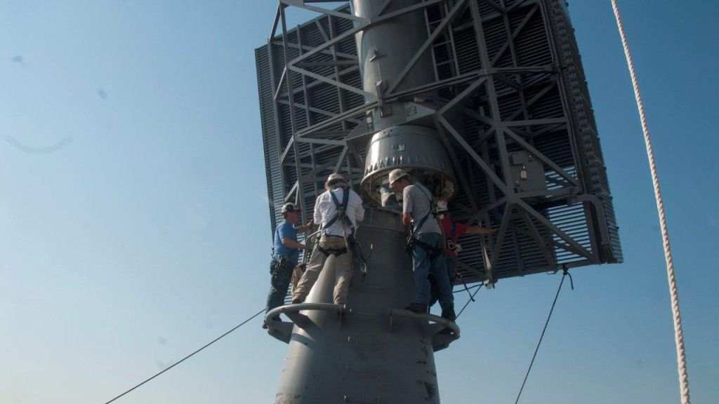 Montaż anteny radaru AN/SPS-58 na lotniskowcu USS „Abraham Lincoln” - fot. US Navy