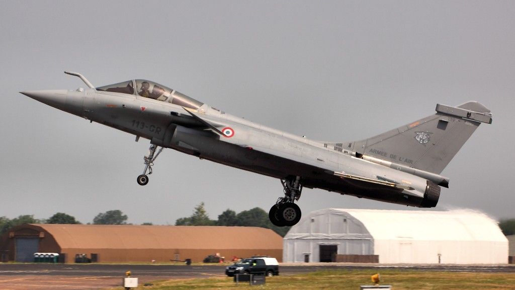 Szczególne znaczenie dla francuskiego przemysłu ma transakcja sprzedaży myśliwców Rafale do Indii. Kontrakt wciąż jednak nie został sfinalizowany. Fot. Airwolfound/flickr/CC-BY SA 2.0.