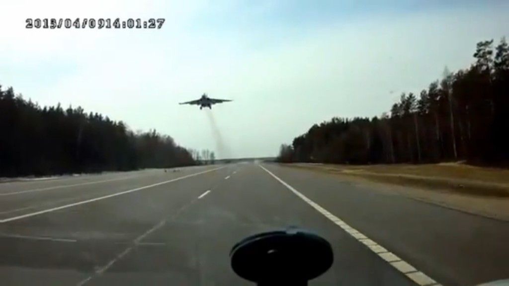 Nad białoruskimi drogami latają wojskowe samoloty (fot. YouTube)