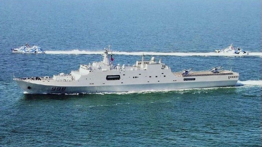 Pierwszy okręt amfibijny typu 071 „Kunlun Shan” w asyście dwóch kutrów rakietowych typu Houbei (Typ 022) – fot. Navy Office of Legislative Affairs/Wikipedia