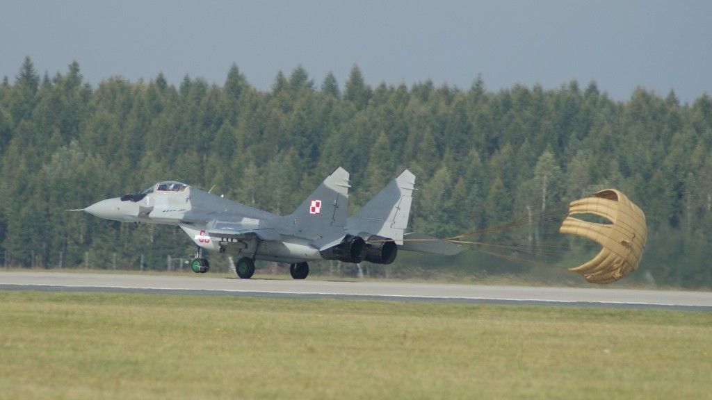 MiG-29 lądujący z wykorzystaniem spadochronu hamujacego - fot. Łukasz Pacholski