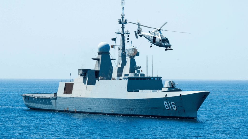 Oprócz fregat klasy Al Ryiadh (jak fregata Al Dammam (816) na zdjęciu), Saudyjczycy dysponują też okrętami klasy Al Madinah, i to taka jednostka została trafiona. Fot. Seaman Jesse A. Hyatt/Wikimedia Commons, Domena Puliczna