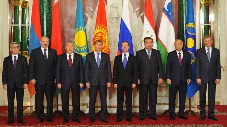 Głowy państw sygnatariuszy "rosyjskiego NATO" sfotografowani jeszcze przed rewelacjami Kommersanta. Wśród nich Islom Karimov Prezydent Uzbekistanu, który zawiesił swoje członkostwo we wspomnianym sojuszu militarnym tego lata- fot. oficjalna strona OUBZ.