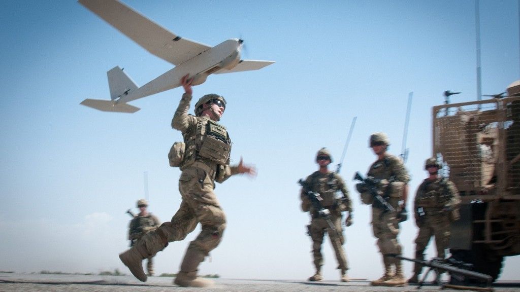 Dron Puma zasilany ogniwami słonecznymi może latać ponad 9 godzin – fot. US Army