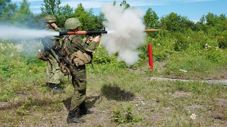 Rosyjscy żołnierze podczas ostrego strzelania - fot. Ministerstwo Obrony Rosji