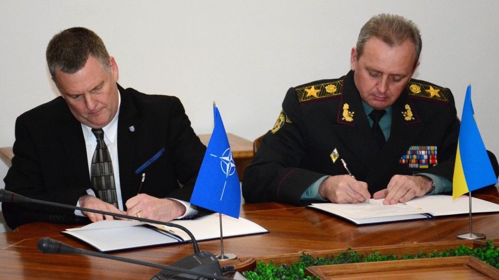 Gen. Marshall Webb (NATO) i gen. Wiktor Mużenko (Ukraina) podczas podpisania listu intencyjnego ws. współpracy wojsk specjalnych. Fot. mil.gov.ua
