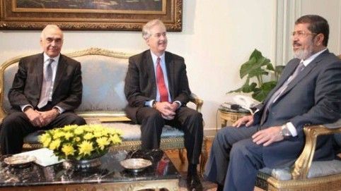 Od lewej: MSZ Egiptu Kamal Amr, Zastępca Sekretarza Stanu USA William Burns, prezydent Egiptu Muhammad Mursi - fot. Departament Stanu