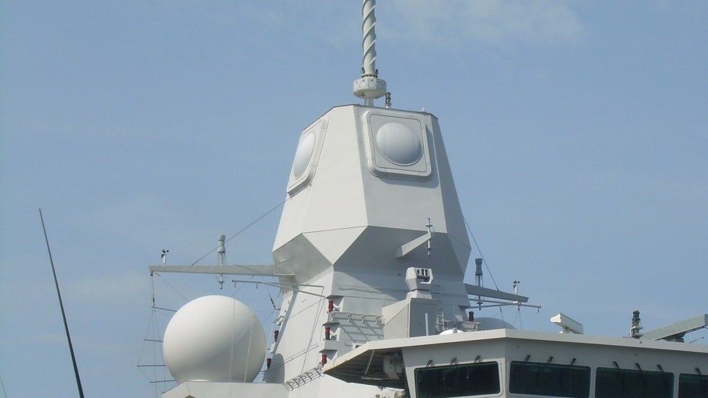 Anteny w nowym radarze multistatycznym FlexDAR będą działały inaczej niż obecnie wykorzystywane na okrętach nawodnych anteny ścianowe – fot. M.Dura