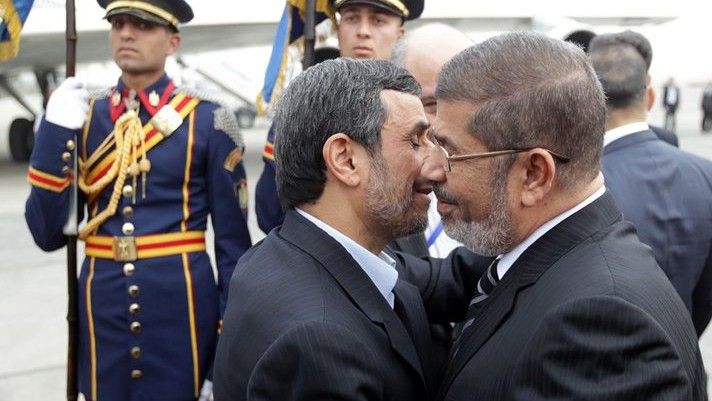 Ahmadineżad i Mursi w braterskim uścisku na lotnisku w Kairze - fot. EPA/AHMADINEJAD OFFICIAL WEBSITE HANDOUT