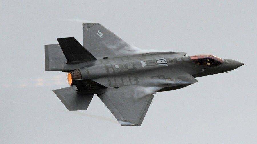 W roku fiskalnym 2015 Japonia zamierza pozyskać m.in. 6 samolotów F-35. Fot. Alex R. Loyd/USAF.