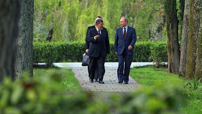 Prezydenci Mursi i Putin podczas spotkania w Soczi - fot.  Twitter