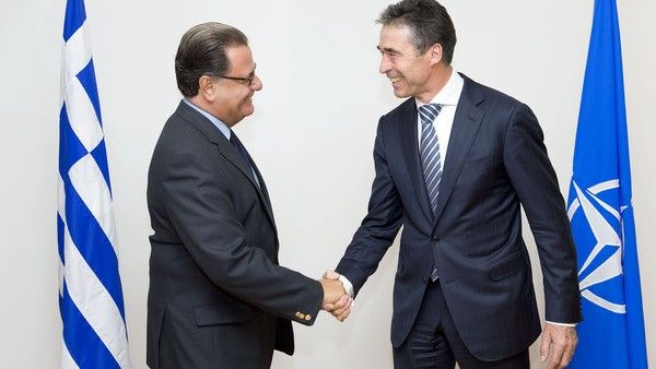 Od prawej: sekretarz generalny NATO Anders Fogh Rasmussen i minister obrony Grecji Panos Panagiotopoulos - fot. NATO