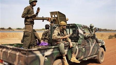 Malijscy żołnierze w drodze na pole walki - fot. REUTERS/Joe Penney