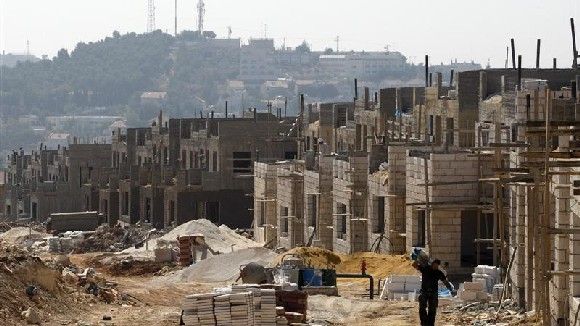 Budowa izraelskiego osiedla niedaleko Betlejem - fot.  Baz Ratner/ Reuters 