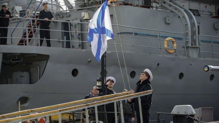 Podpis na zdjęciu w rosyjskiej prasie: oficerowie ukraińskiej marynarki podnoszą 20 marca rosyjską banderę na korwecie „Łuck”– fot. PA Photos