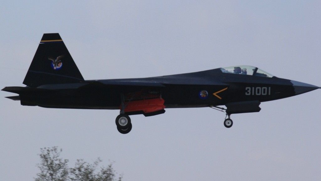 Według Chińczyków ich samolot 5-tej generacji J-31 może przenosić więcej uzbrojenia niż amerykański F-35 – fot. www.migflug.com