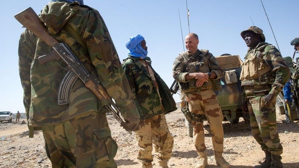 Władze Mali osiągnęły porozumienie z separatystycznym ruchem Tuaregów, co pozwoliło na wprowadzenie zawieszenia broni. Siły zbrojne Francji prowadzą w Mali operację Serval, współdziałając z misją ONZ i siłami rządowymi. Fot. Ministerstwo Obrony Francji/EMA/defense.gouv.fr.