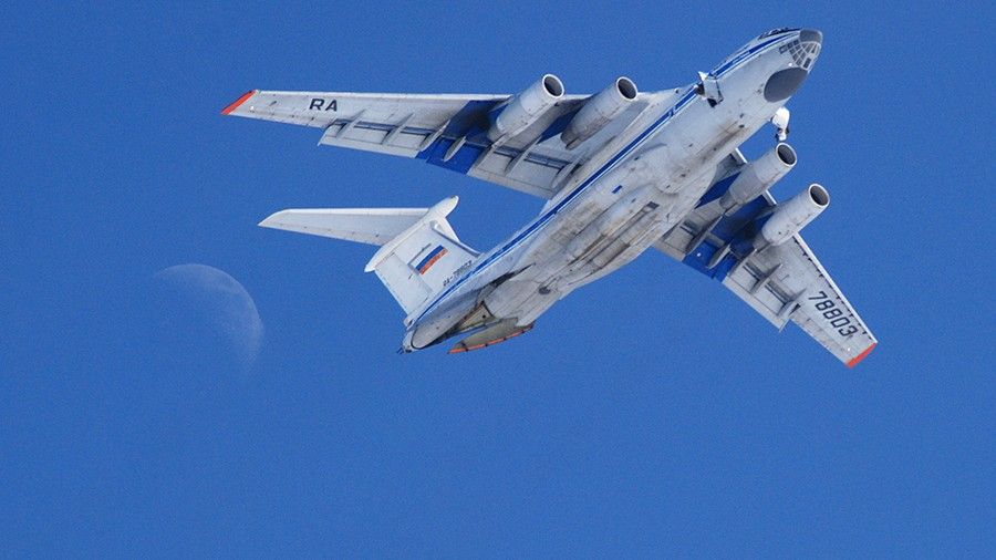 Samolot transportowy Ił-76 przed rozpoczęciem zrzutów spadochronowych. - fot. mil.ru