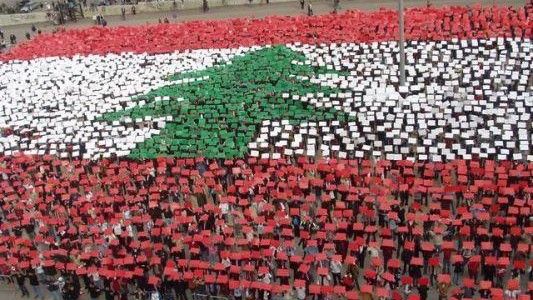 Setki ludzi tworzy wspólnie flagę Libanu. Podziały na scenie politycznej kłócą się jednak z tą metaforyczną ilustracją jedności - fot. oilandgasiq.com