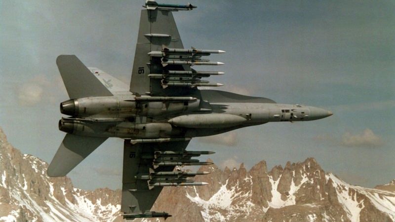 F/A-18 z pociskami AIM 120. Fot. navy.mil