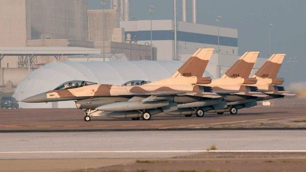 Ostatnie trzy wielozadaniowe samoloty bojowe Lockheed Martin F-16C Fighting Falcon przygotowane do lotu dostawczego do Maroka - fot. Lockheed Martin