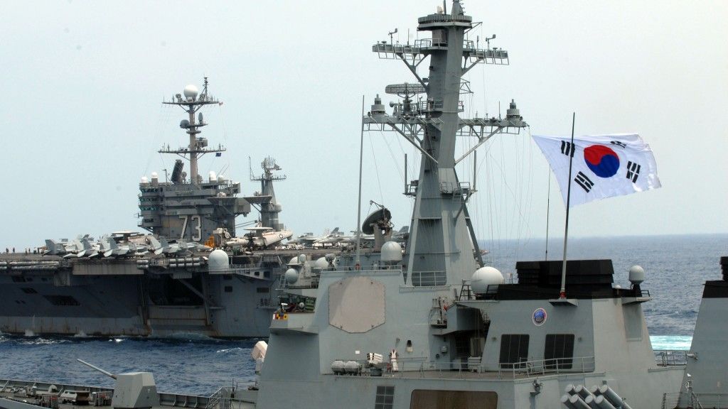 Południowokoreański niszczyciel AEGIS ROKS „Sejong the Great” w siłach osłony amerykańskiego lotniskowca USS „George Washington” – fot. J.A.Villalovos/US Navy