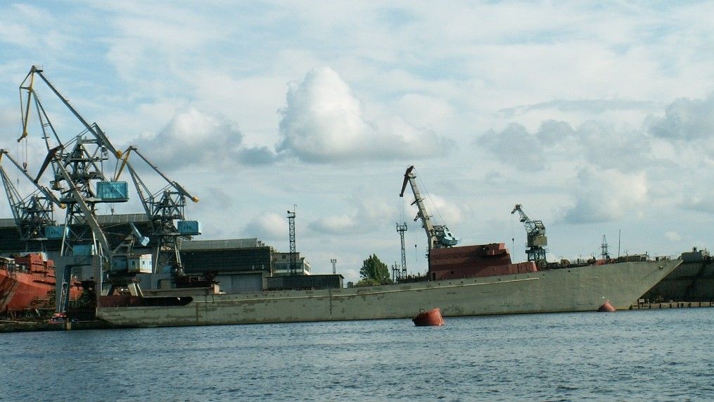 Niedokończony Tuman ma stać się bazą dla nowego okrętu ZOP - fot. Andrzej Nitka