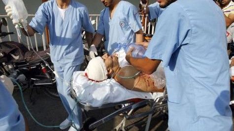 Lekarze usiłują ratować rannego w izraelskim nalocie członka Hamasu - fot. AFP.