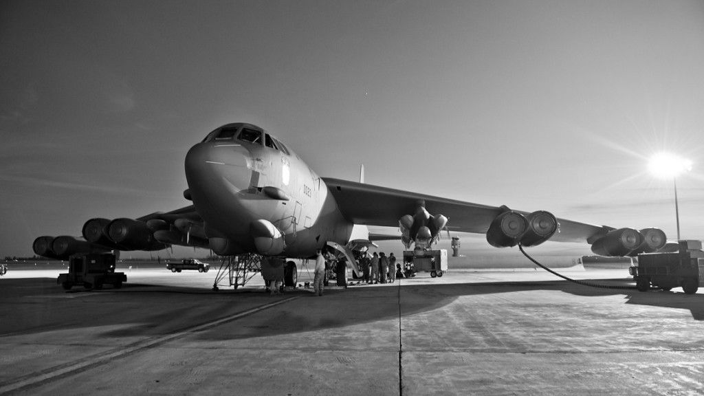 Bombowiec B-52H wraz z podwieszonymi pociskami AGM-86B. Fot. J.T. Armstrong - US Air Force / minot.af.mil