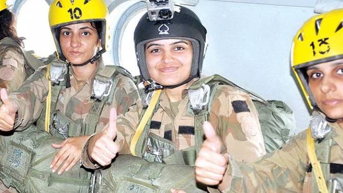 Pierwsze kobiety w Pakistanie otrzymały odznakę spadochronową – fot. www.nation.com.pk