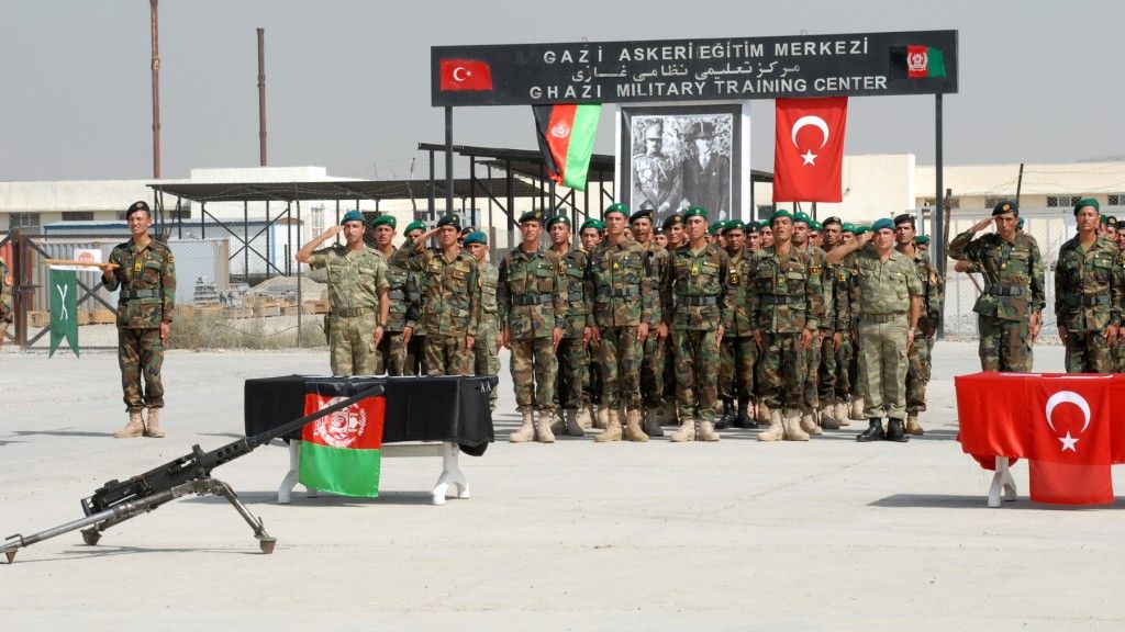 W ostatnich latach turecka armia była stopniowo odsuwana od spraw politycznych, koncentrując się na modernizacji technicznej, działaniach bojowych i misjach zagranicznych. Osłabienie rządu może jednak prowadzić do odzyskania pozycji przez armię. Fot. NATO Training Mission, Afghanistan/Flickr