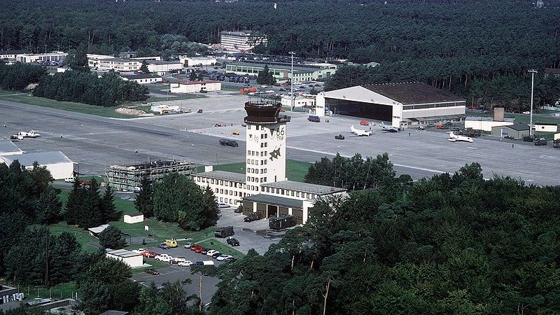 Wieża kontroli lotów i hangary w Ramstein AB- fot. Wikipedia