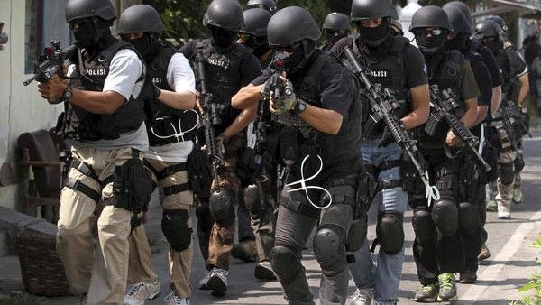 Ze względu na zagrożenie zamachami rząd skierował na Bali dodatkowe oddziały policji i wojska - fot. Associated Press.