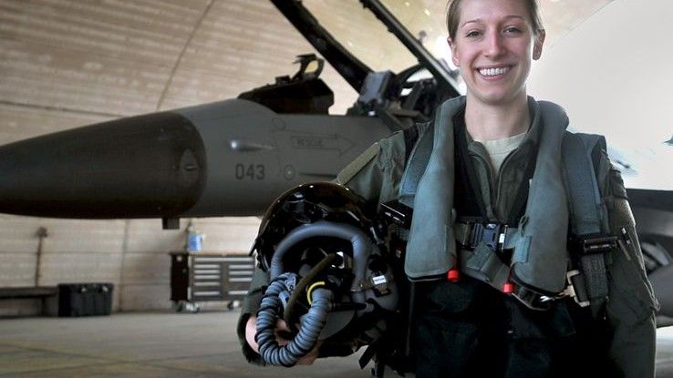 Fot. Z doświadczeń wynika, że kobiety mogą z powodzeniem pełnić służbę w jednostkach bojowych w lotnictwie. Sytuacja w wojskach lądowych i specjalnych jest jednak odmienna. Fot. Senior Airman Alexis Siekert/USAF.