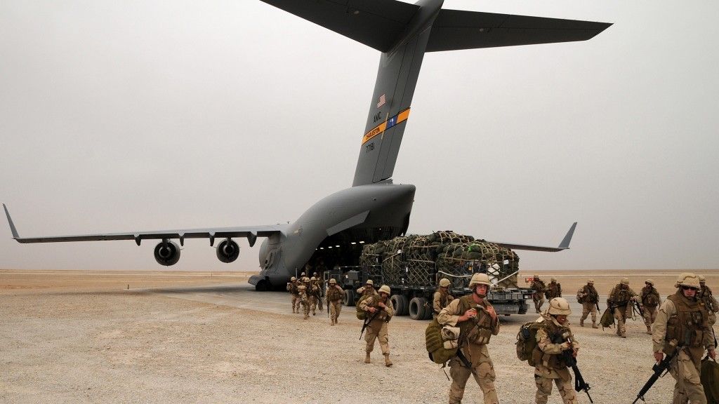 Ewakuacja swojego sprzętu z Afganistanu może kosztować Amerykanów nawet 6 miliardów dolarów- fot. US Navy
