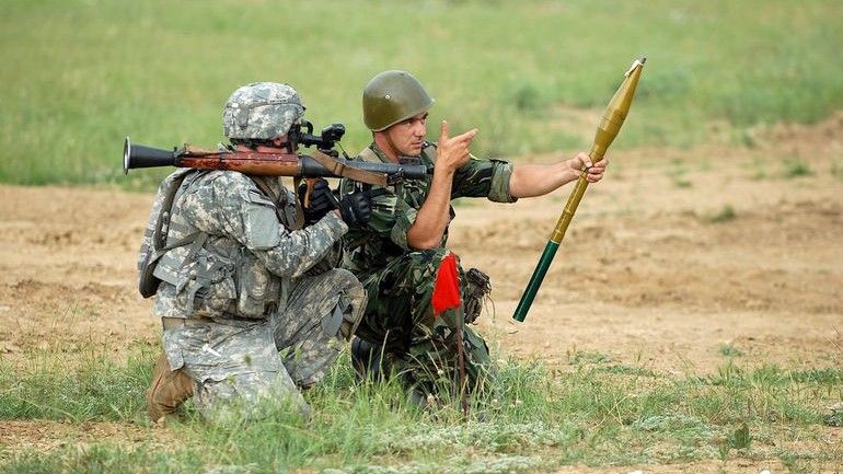 Bułgarski żołnierz uczy amerykańskiego kolegę obsługi RPG-7. Fot. U.S. Army